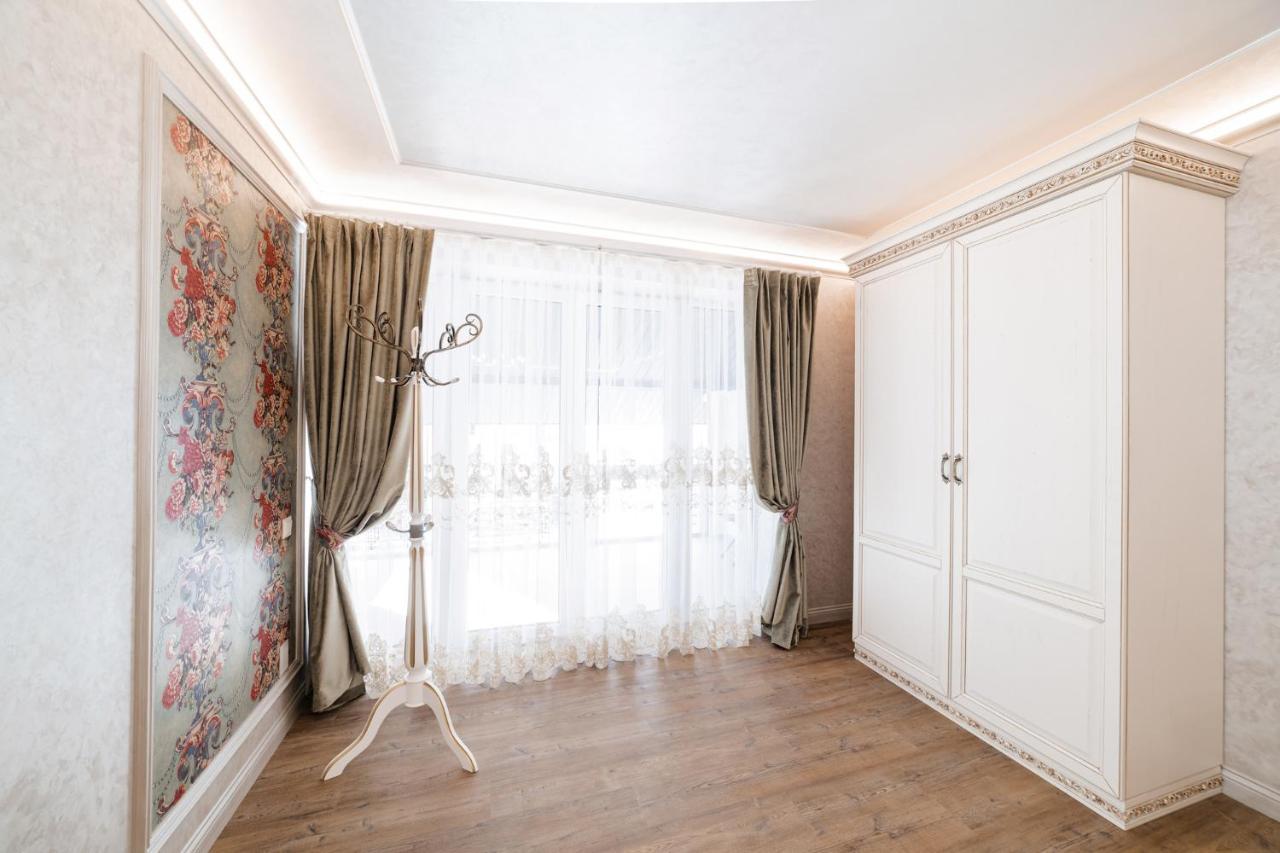 Vip Apartment On Duhnovicha Street .Free Parking. Ужгород Экстерьер фото