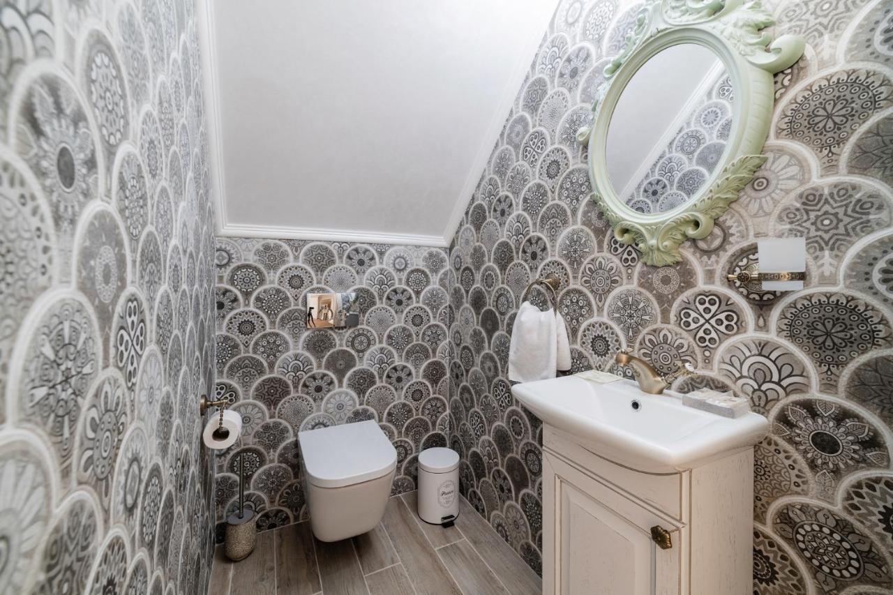 Vip Apartment On Duhnovicha Street .Free Parking. Ужгород Экстерьер фото